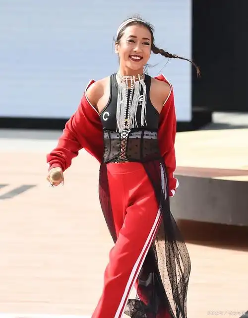 吉克隽逸是中国内地一位享有极高人气的流行歌手.