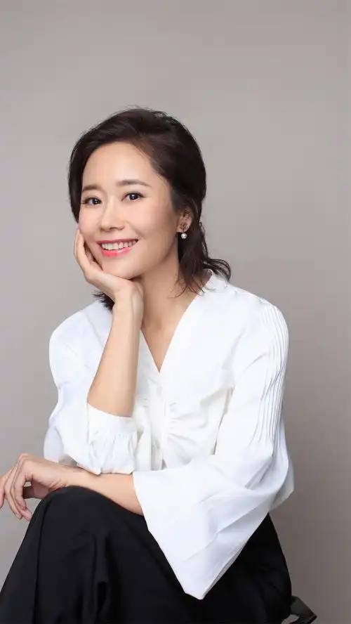 李蕾主持人,作家,声优导师.15年电视主持经验,20多年媒体从业经历.