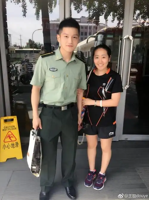 樊振东军装图楼