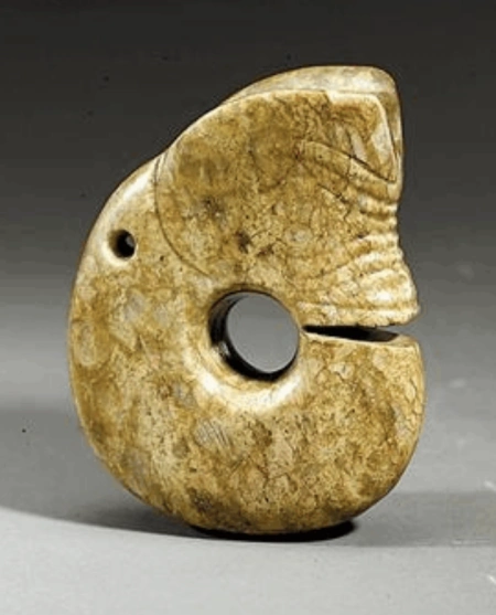 周代的墓葬中也出土外形高度近似红山文化的玉猪龙.