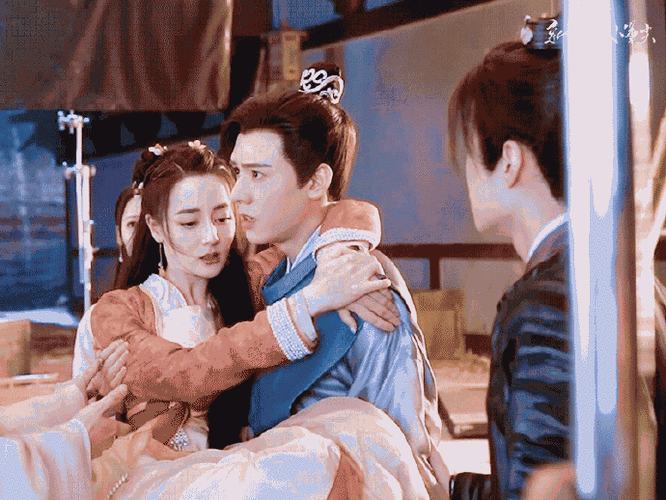 肖战公主抱任敏vs龚俊公主抱迪丽热巴##肖战任敏公主抱vs迪丽劝巴