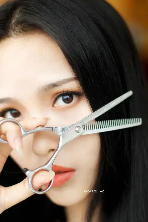 女生自己剪头发图解