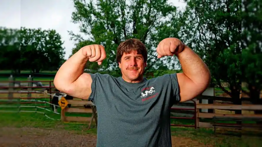 世界上最大的手,胳膊比你的腿还粗,网友:巴掌比我脸都大!