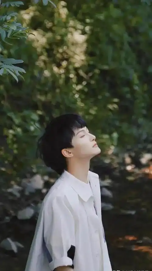 周深如何保持鲜活感,让人觉得亲切又温柔?