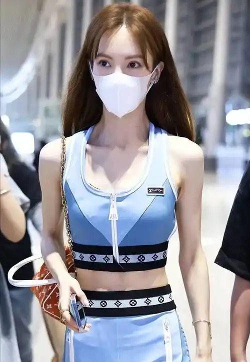 原创金晨彻底瘦成2d身材穿4万瑜伽服身材干巴巴排骨胸太抢镜