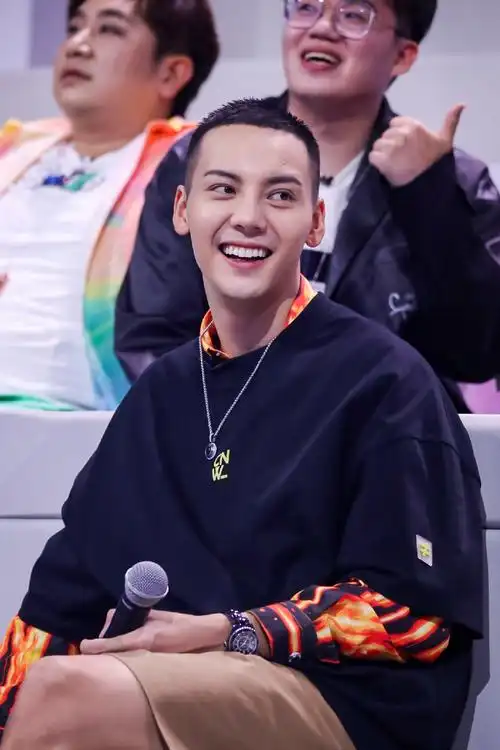 陈伟霆暴露魔性笑点认真的嘎嘎们上新表情包