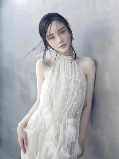 李小璐为他的网店当模特打版新衣服.