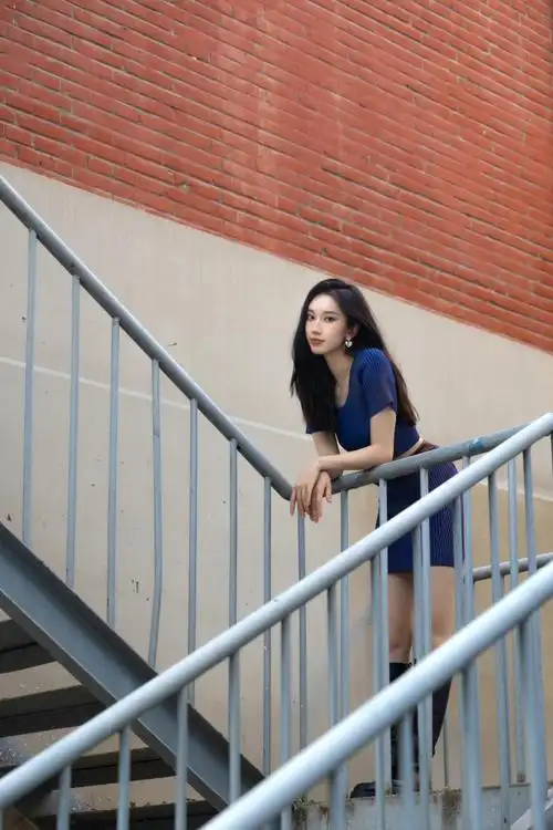 刘令姿发布秋日随拍 连衣裙衬托绝佳身材