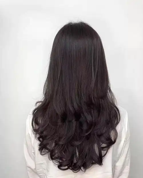 尤其是长发的妹子,无论哪个年龄阶段,很多妹子第一次尝试烫发,都会是