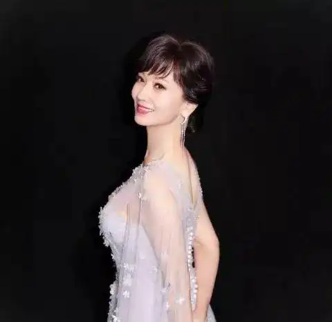 60岁的年龄,20岁的身材:优雅女人,都做到了这一点