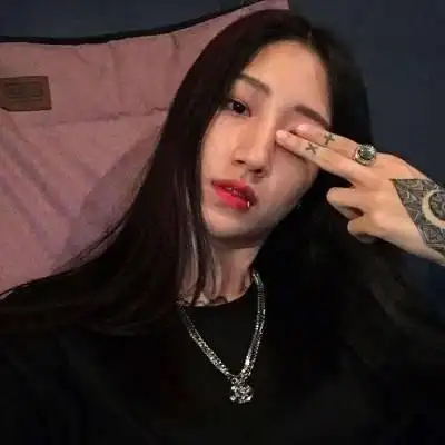 社会女生纹身抽烟头像 2021最新美女纹身霸气头像