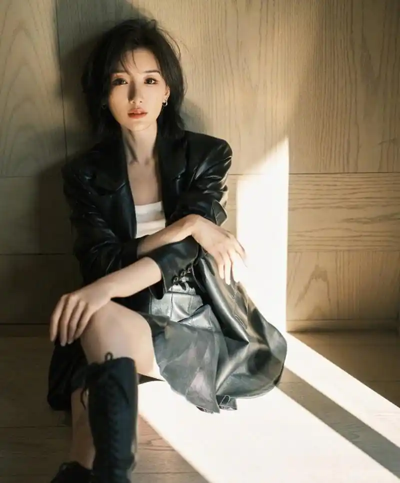 英俊潇洒,甜美优雅的#毛晓彤# 一袭黑色皮衣配长靴,貌若桃花,秀丽端庄