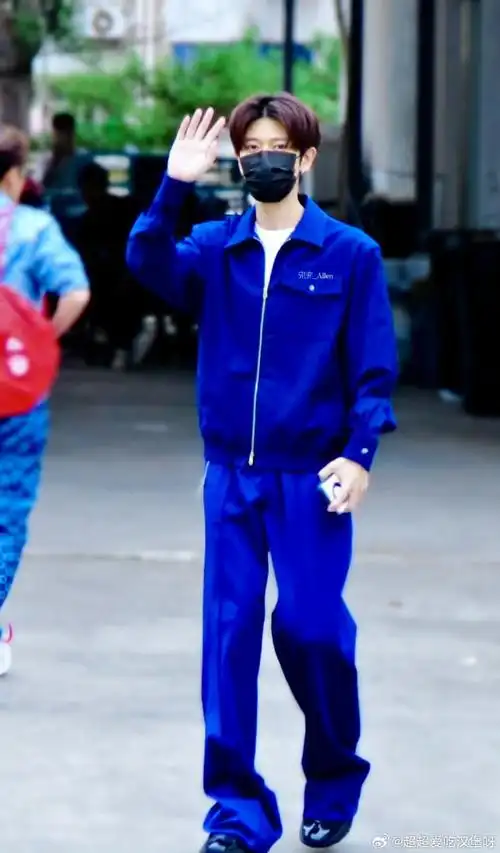 任嘉伦超话  他从一名少年运动员到小小的机场地勤再到闪闪发光的明星