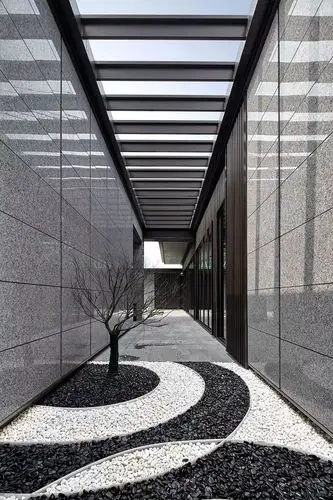 黑白两色的鹅卵石,成条带状围绕一石或一树铺展,正是中国传统太极图式