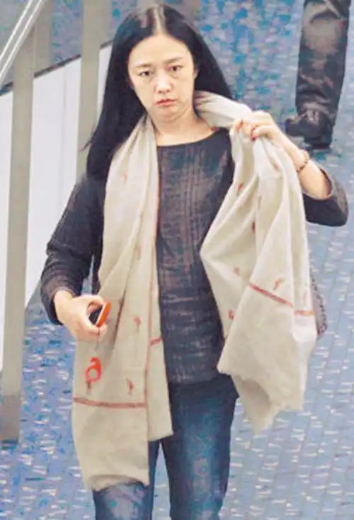 刘德华爱妻朱丽倩被拍到肚子隆起 传再怀孕