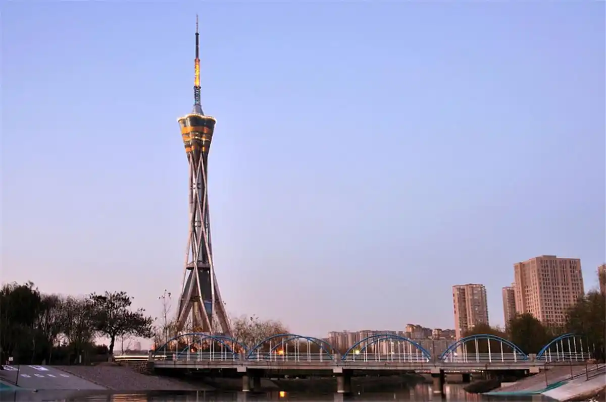 可惜的是,这个建筑物毫无商业价值,就连游客对它也