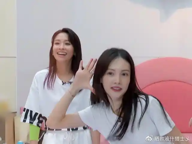 金晨与李斯丹妮挽手散步当街搂抱显闺蜜情深露小蛮腰太吸睛