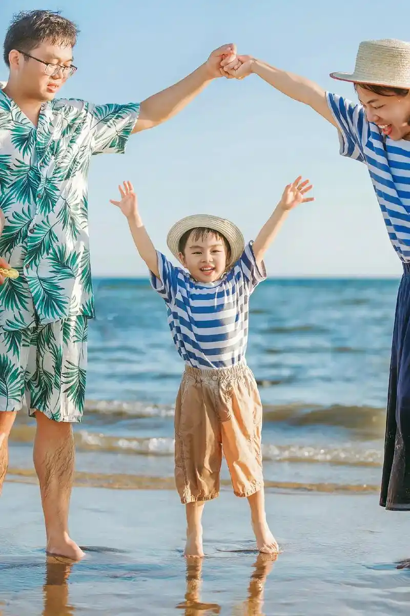 用心记录每一个家庭,一家三口海边拍照.用爱记录 记录温情 # - 抖音