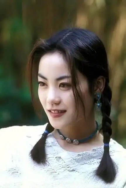 谢霆锋直播女伴意外露脸,长相清纯撞脸年轻时王菲,不免让人多想