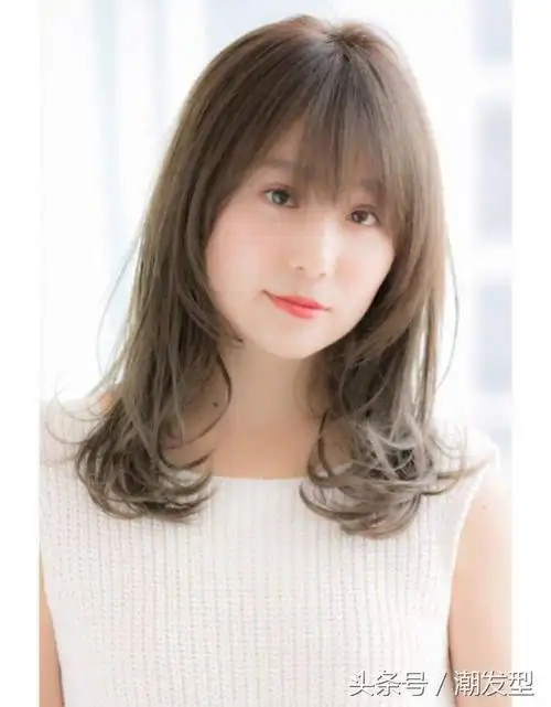 发型半丸子头最吸睛韩国甜美中长发卷发发型图片2021年最流行的中长发