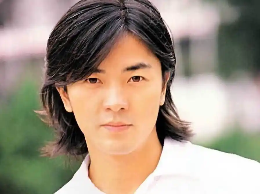 有种"整容"叫郑伊健剃寸头,和长发样子判若两人,颜值撑起一切