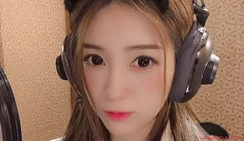 在虎牙天命杯的解说中,美女解说小熊引起了大家的注意,绝地求美女生