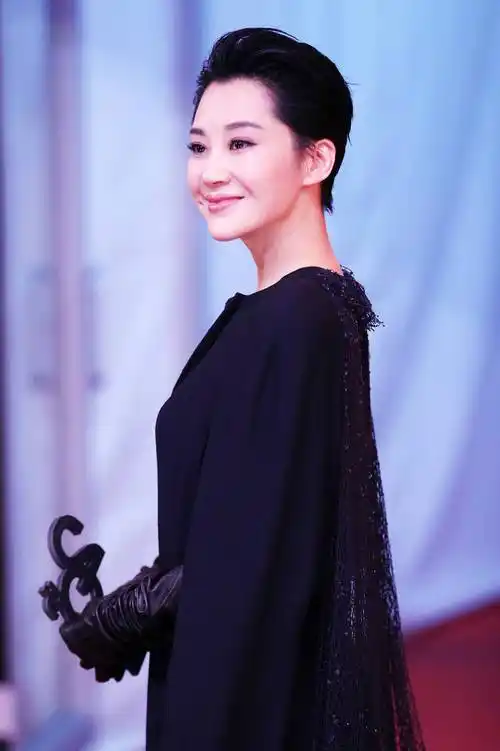 许晴真是逆生长,穿运动装配丸子头清爽减龄,50岁活成小姑娘模样_发型