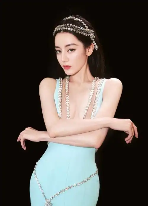 迪丽热巴扮美人鱼太火辣水钻礼服胸前开u最新造型引网友热议