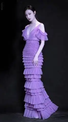 李沁和刘令姿穿的紫色大衣是香芋紫的颜色,两