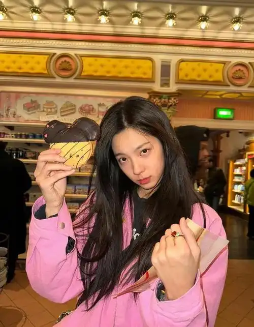 庄达菲迪士尼快乐游玩一天素颜出游接地气