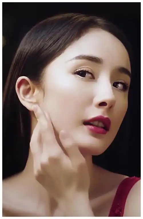 放大后的五官才是杨幂真实颜值,看到鼻子,我捏都捏不出来!