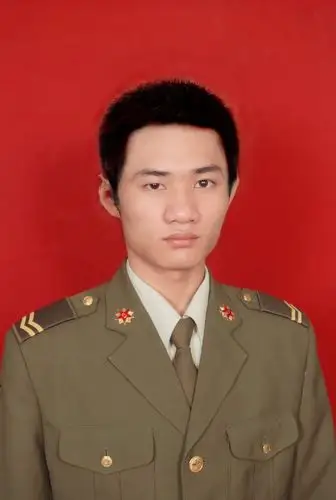 谁可以帮我ps照片,弄个军人平头就可以了!