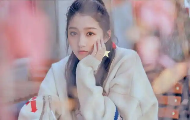 关晓彤应援口号是"星途闪耀 携手彤行".