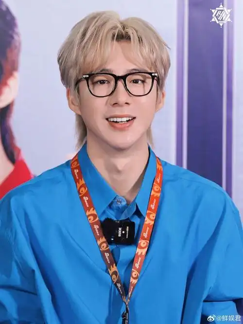 刘宇宁新浪扫楼饭拍生图,黑蓝两套衣服好酷!