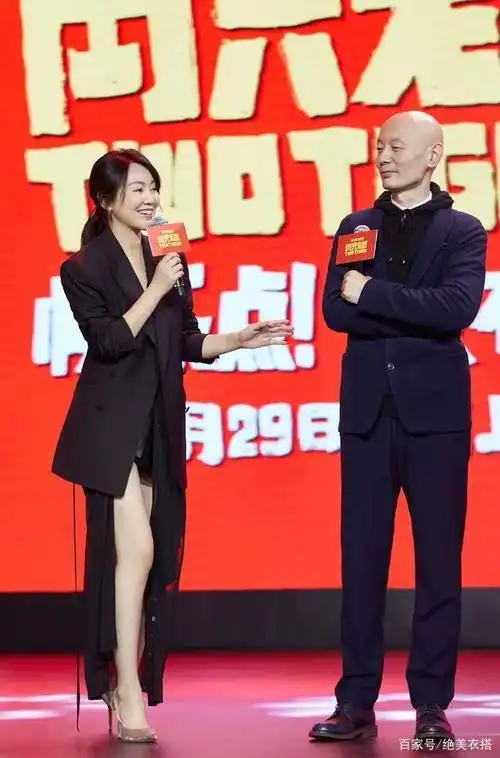 闫妮和姚晨罕见同框,姐妹情深互动秀"恩爱",两个腿精真上头