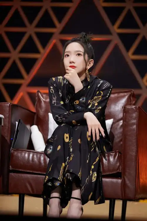 孟美岐 黑色一字带高跟凉鞋