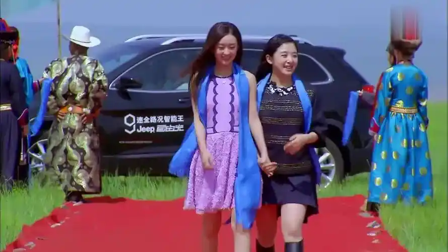 赵丽颖张含韵走红毯,齐唱《酸酸甜甜就是我》,成草原最美风景线