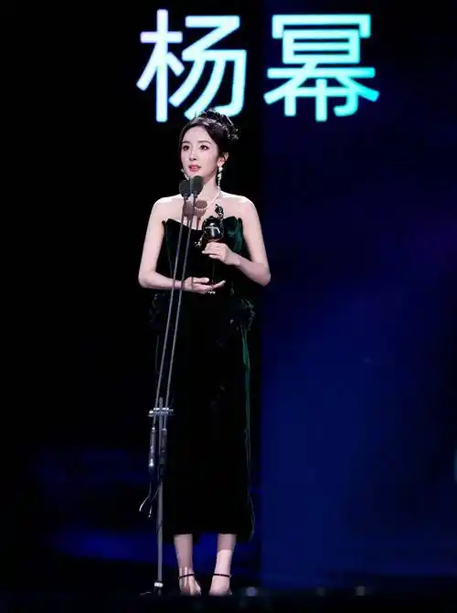 尽显温柔气质,简直让人离不开眼,而到了内场环节,杨幂选择的黑色礼服