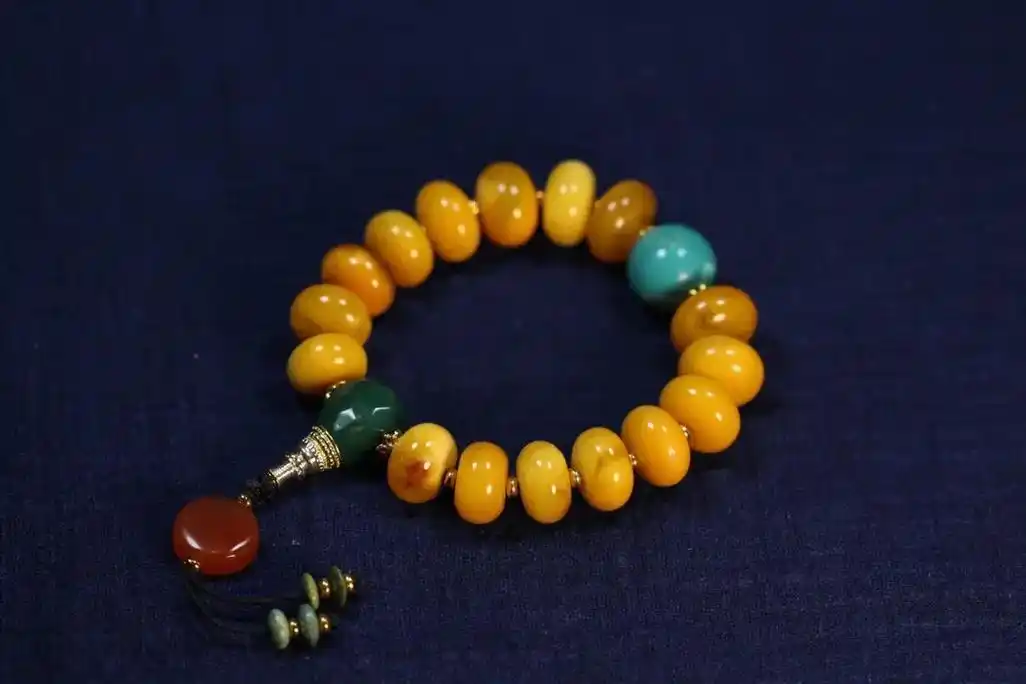 藏传蜜蜡手串.原矿蜜蜡绿松石手链,顶珠为原矿绿松石,高瓷原矿 - 抖音