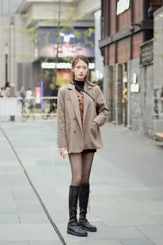 时尚穿搭美女内搭驼色开衫尽显小女生既视感