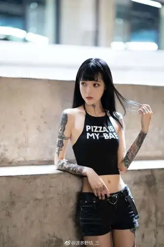 花臂女神75_手机壁纸_明星美女手机壁纸_我要个性网