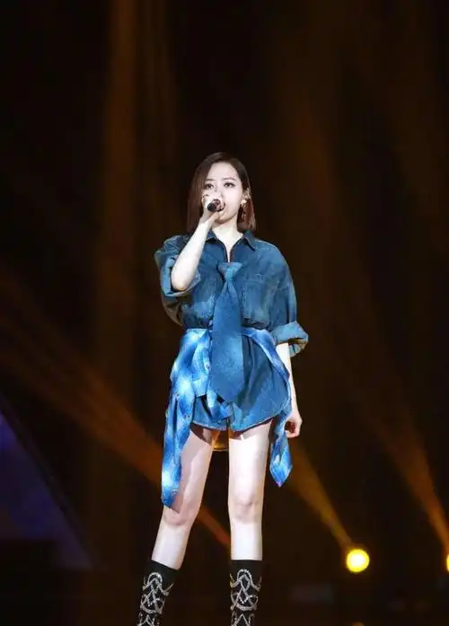 张靓颖够狠!连"工装抹胸连衣短裙"都敢穿出门,一般人真不敢穿