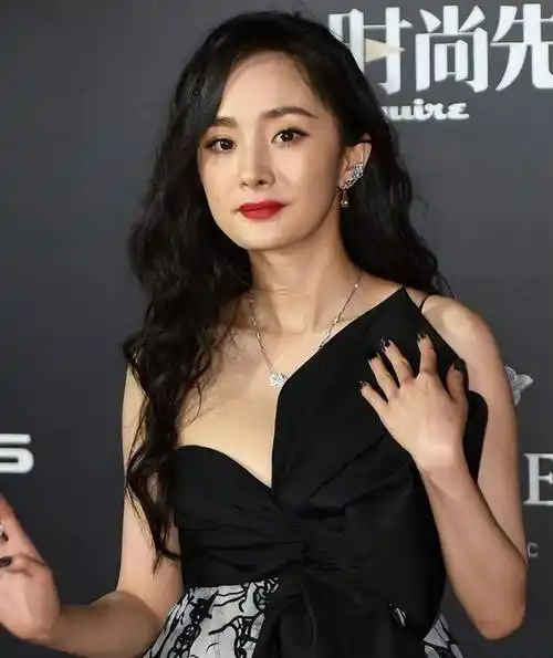 巴黎这一天,杨幂的尴尬,揭开了娱乐圈的三大现实面_状态_双眼皮_皮肤