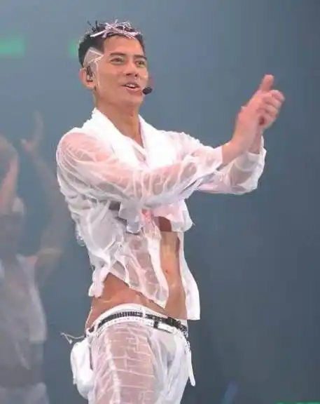 不同阶层的粉丝,贴近广大乡亲父老,郭富城还尝试了赵四同款的卷裤腿