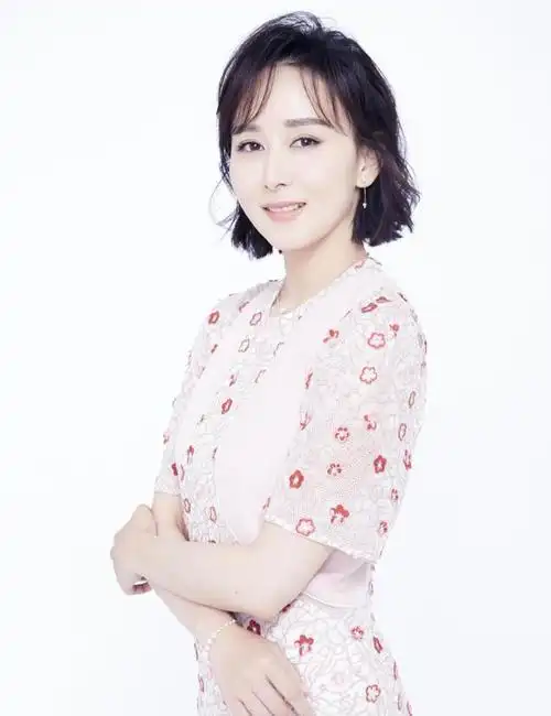 胡静是胖了穿一袭黑色抹胸裙亮相贵妇范十足比干瘦的好看