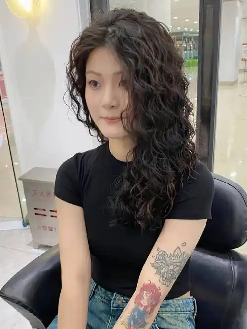 冬至后流行"烫满头"_发型_中国_形象