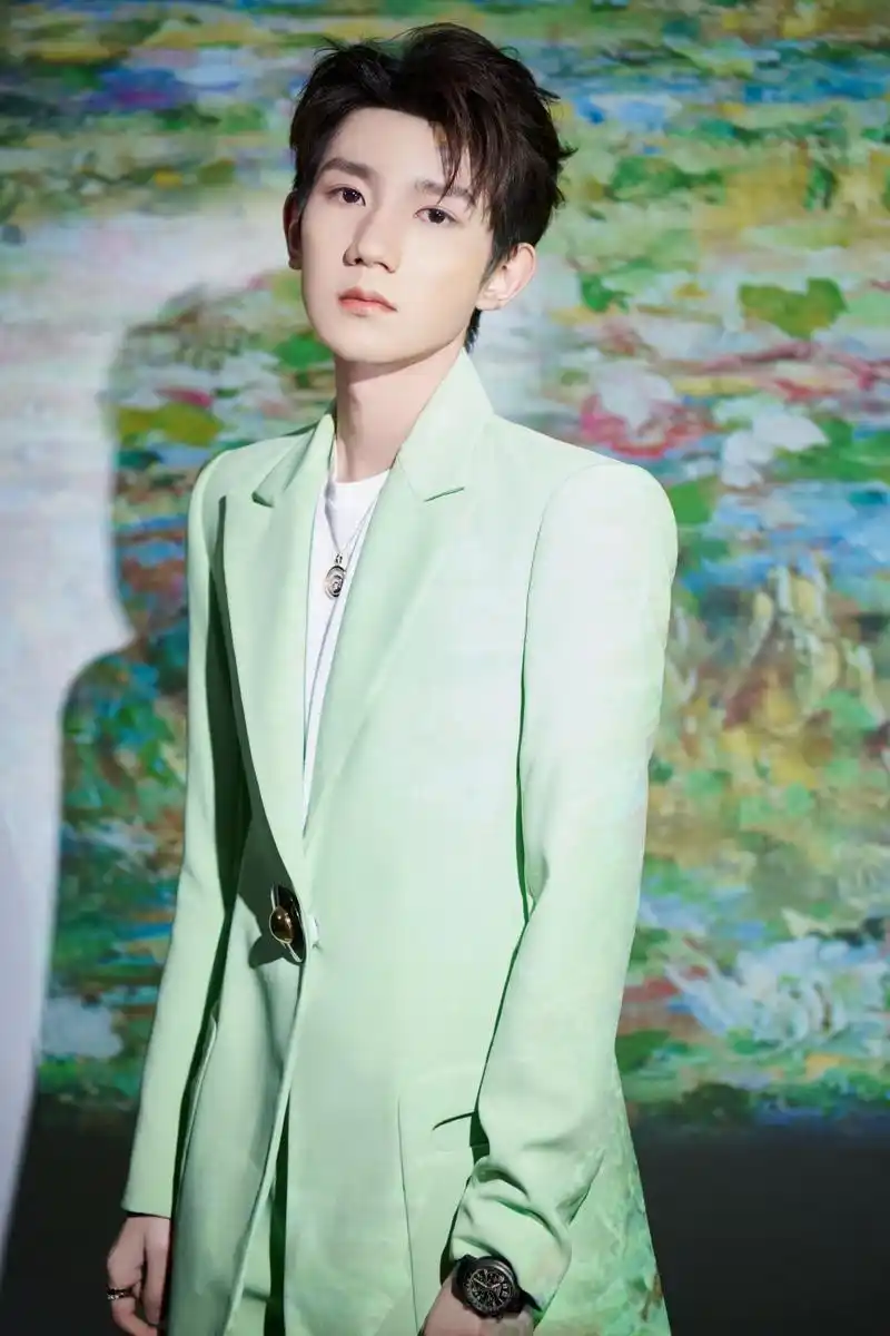 >首页>热门图片>明星>王源浅绿色西装帅气写真图片> ( 1 / 7 ) 2020