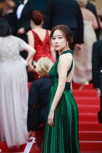 毛俊杰产后亮相戛纳开幕红毯深v礼服露背设计散发成熟魅力