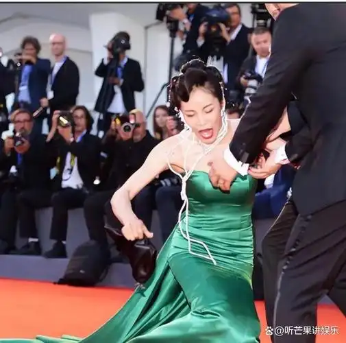 但是要论炒作,张馨予跟这三个女明星比起来,差远了.