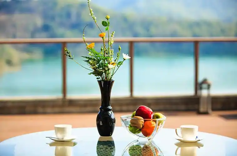 湖,山,湖光山色,木条,栏杆,桌椅,桌子,椅子,水果,咖啡杯,休闲,安静